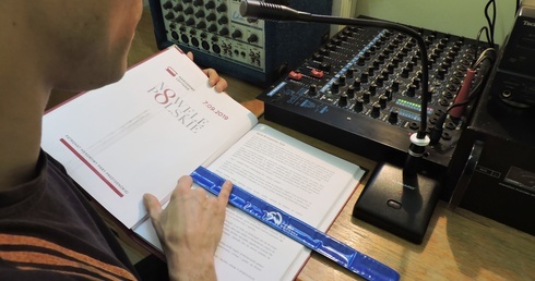 Nowele odczytywano za pośrednictwem zakładowego radiowęzła.