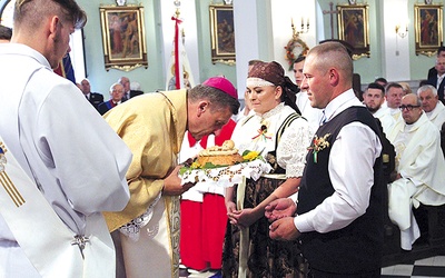 Anna i Marek Żurowie z Mnicha w procesji z darami przynieśli chleb z tegorocznej mąki.