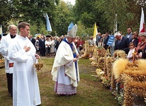 ▲	Bp Roman Marcinkowski przewodniczył uroczystościom odpustowym i regionalnym dożynkom w sanktuarium Matki Bożej Koziebrodzkiej.