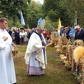 ▲	Bp Roman Marcinkowski przewodniczył uroczystościom odpustowym i regionalnym dożynkom w sanktuarium Matki Bożej Koziebrodzkiej.