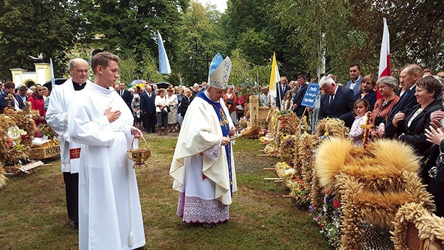 ▲	Bp Roman Marcinkowski przewodniczył uroczystościom odpustowym i regionalnym dożynkom w sanktuarium Matki Bożej Koziebrodzkiej.