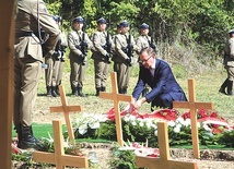 ▲	Kwiaty złożył m.in. dr Jarosław Szarek, prezes Instytutu Pamięci Narodowej.