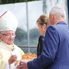 ▲	Bochenek upieczony z tegorocznych zbóż to tradycyjny dar na dożynkowej liturgii.