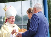 ▲	Bochenek upieczony z tegorocznych zbóż to tradycyjny dar na dożynkowej liturgii.