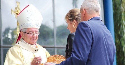 ▲	Bochenek upieczony z tegorocznych zbóż to tradycyjny dar na dożynkowej liturgii.