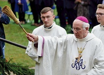 ▲	Biskup Andrzej F. Dziuba podczas Mszy św. poświęcił wieńce dożynkowe  oraz tegoroczne plony, ziarna zbóż, pęki ziół i kwiaty.