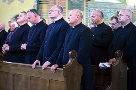 ▲	Duchowni warmińscy spotkali się na modlitwie w bazylice gietrzwałdzkiej.