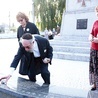 Jonathan Webber składa kamienie, zgodnie z żydowską tradycją, na tablicach pamięci przy borzęcińskim pomniku poległych.