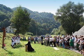 Duchowni prowadzą rozważania przy kapliczce Jezusa Miłosiernego.