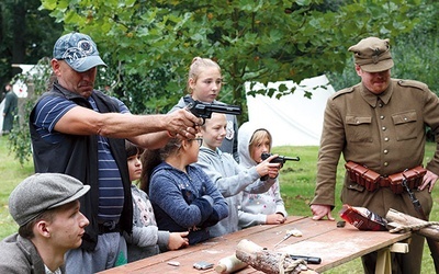 ◄	W Łęczycy przez cały dzień trwał piknik historyczny, podczas którego mieszkańcy zapoznawali się ze sprzętem wojskowym, a także słuchali opowieści grupy rekonstrukcyjnej, znawców i pasjonatów.