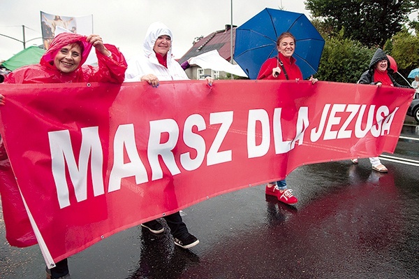 ▲	Ulice Słupska przemierzał wyjątkowo mokry pochód.