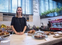 ▲	Cały zysk z działalności Kawiarni Dobroczynnej przeznaczony będzie na pomoc dzieciom. – Każdy napój czy ciastko to konkretne wsparcie Fundacji – podkreśla Anna Stadnicka.