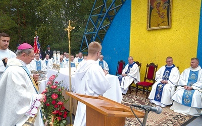 ▲	Rocznicowej Mszy św. przewodniczył bp Henryk Tomasik. 