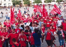 ▲	W tym roku podczas Studniówki Paczki wolontariusze nie zatańczą poloneza. 14 września w Krakowie (na Rynku) i w 15 innych miastach będą za to zachęcać do włączenia się w nową kampanię, a potem w przygotowanie prezentów.