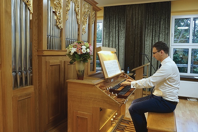 Andrzej Malitowski, absolwent Diecezjalnej Szkoły Organistowskiej w Gliwicach i Royal Academy of Music w Londynie podczas recitalu. 