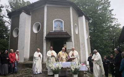 Kaplica zbudowana jest z kamienia łupanego wprost na skale.