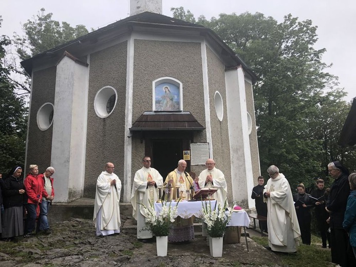 Kaplica zbudowana jest z kamienia łupanego wprost na skale.