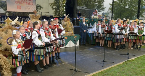 Tegorocznemu obrzędowi dożynkowemu przewodzili mieszkańcy wsi Ostrów. W środku wiceburmistrz Tomasz Łuczkowski.