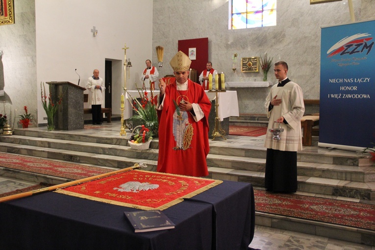 Sztandar poświęcił bp Zbigniew Zieliński.