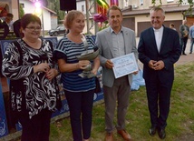 Nagrodę główną, statuetkę Dobroczyńcy Roku, otrzymali Bożena i Marek Malinowscy (w środku). Razem z laureatami Ewa Kamińska i ks. Andrzej Tuszyński.