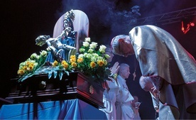 Niewielka figurka Matki Boskiej, trzymającej na kolanach zdjęte z krzyża ciało Jezusa, pochodzi z XV wieku.