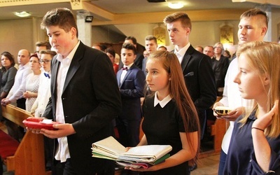 Młodzi z Czernichowa, którzy 11 września br. przyjęli sakrament bierzmownia, w procesji z darami.