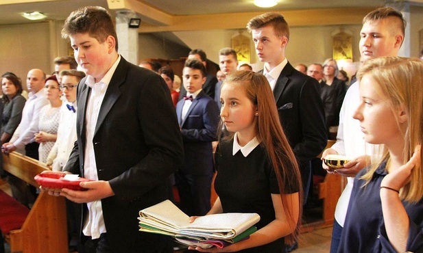 Młodzi z Czernichowa, którzy 11 września br. przyjęli sakrament bierzmownia, w procesji z darami.