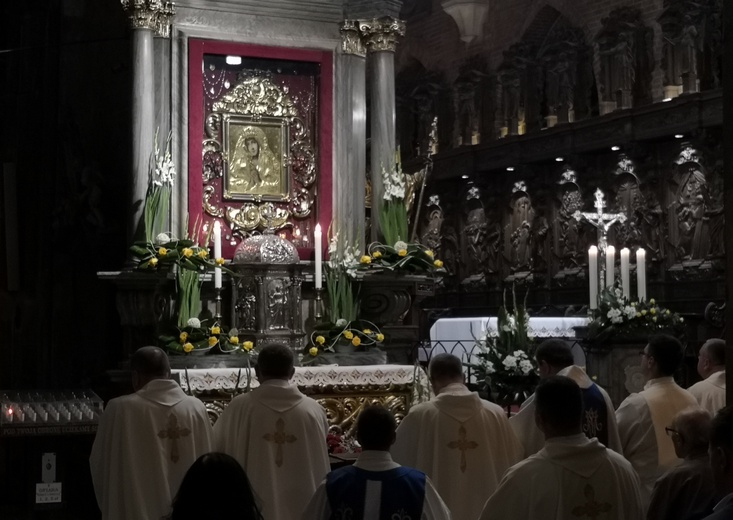 Imieniny Maryi. U Matki Bożej Adorującej w katedrze wrocławskiej