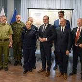 Pamiątkowa fotografia wykonana w Urzędzie Miasta po podsumowaniu ćwiczeń.