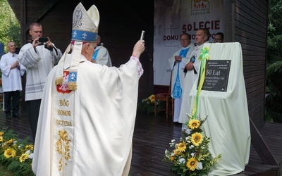 Biskup poświęcił tablicę upamiętniającą pół wieku funkcjonowania placówki.