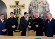 Umowa została podpisana w rektoracie radomskiego WSD. Od lewej: Wojciech Skurkiewicz, ks. Rafał Widuliński, Artur Michalski, ks. Jarosław Wojtkun i Marek Suski.