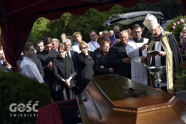 Biskup i najbliższa rodzina w czasie ostatniego pożegnania ks. Stokłosy.