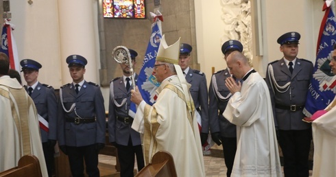 Abp Skworc: Wybór prymatu Boga jest fundamentem bezpieczeństwa państwa