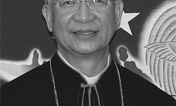 Biskup Rolando Crisostomo Santos