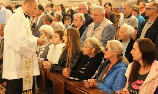 Na zakończenie nabożeństwa fatimskiego każdy mógł uczcić relikwie świętych Hiacynty i Franciszka.