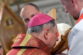 Bp Henryk Tomasik przypomina, że krzyż objawia Chrystusową miłość bez miary.