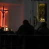 Przez całą noc wałbrzyszanie czuwali na modlitwie pod krzyżem.