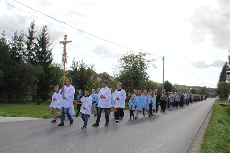 Z Jodłowej pod krzyż na granicy z Przeczycą