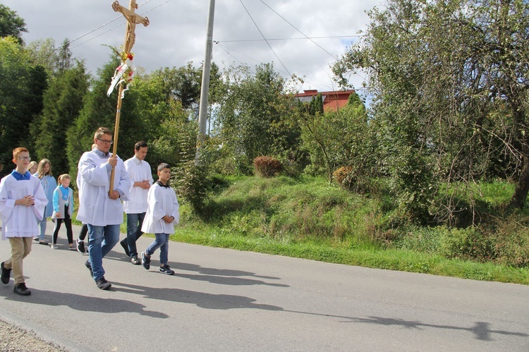 Z Jodłowej pod krzyż na granicy z Przeczycą