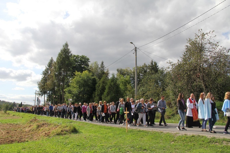 Z Jodłowej pod krzyż na granicy z Przeczycą