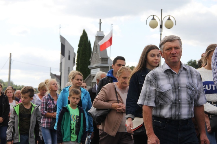 Z Jodłowej pod krzyż na granicy z Przeczycą