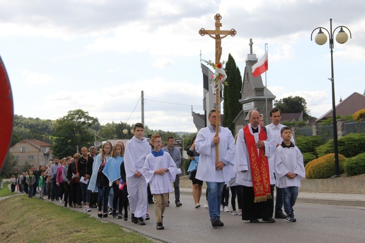 Z Jodłowej pod krzyż na granicy z Przeczycą