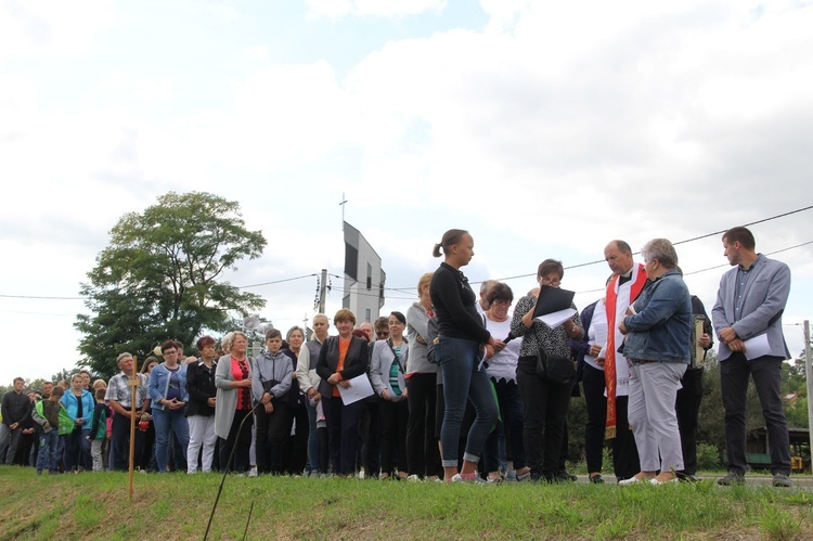 Z Jodłowej pod krzyż na granicy z Przeczycą