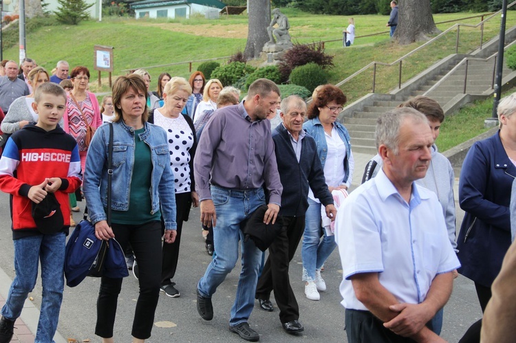 Z Jodłowej pod krzyż na granicy z Przeczycą