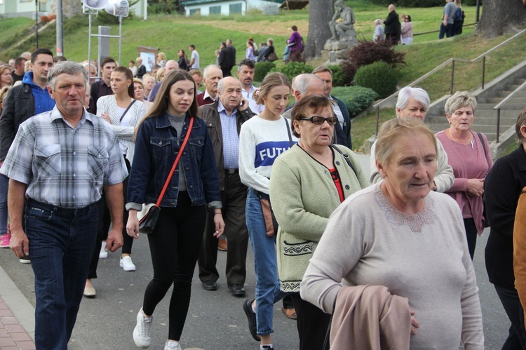 Z Jodłowej pod krzyż na granicy z Przeczycą