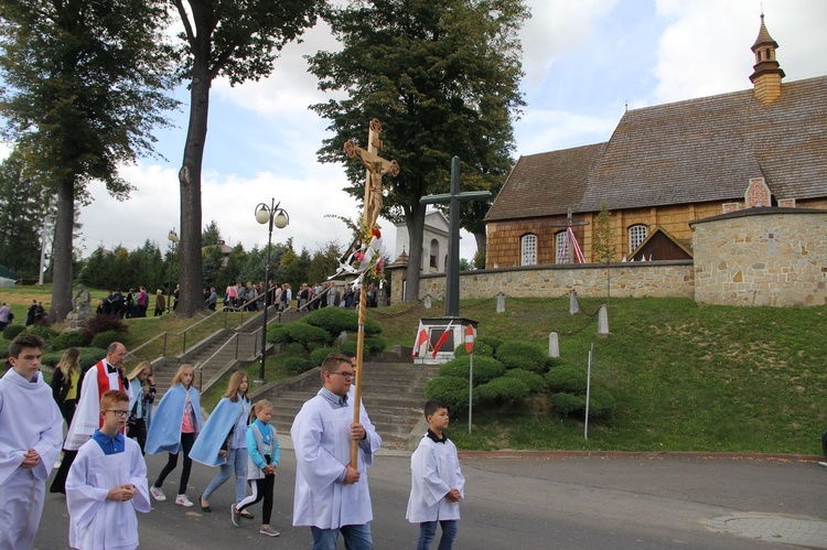 Z Jodłowej pod krzyż na granicy z Przeczycą