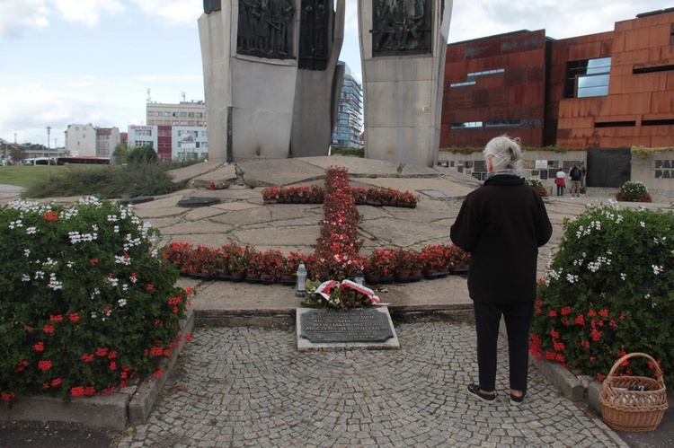 Polska pod Krzyżem - przy pomniku Poległych Stoczniowców 1970