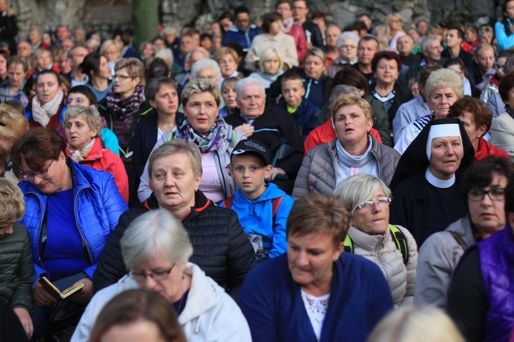 Góra Świętej Anny: Nabożeństwo ze świecami