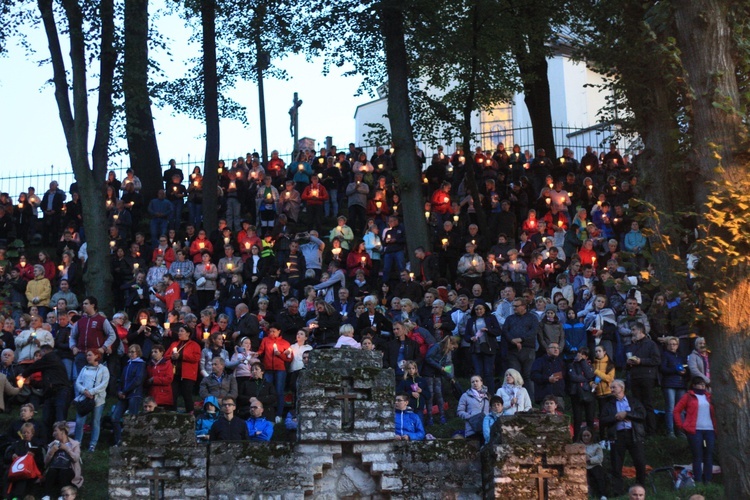 Góra Świętej Anny: Nabożeństwo ze świecami