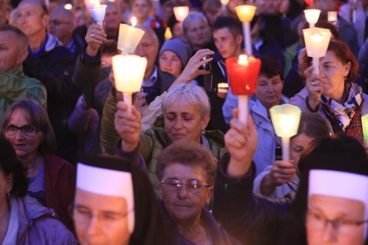 Góra Świętej Anny: Nabożeństwo ze świecami